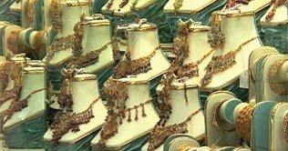 Gold tumbles by Rs 500 per tola 